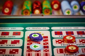 Tampilan meja dealer langsung dengan streaming multi-kamera dari studio profesional